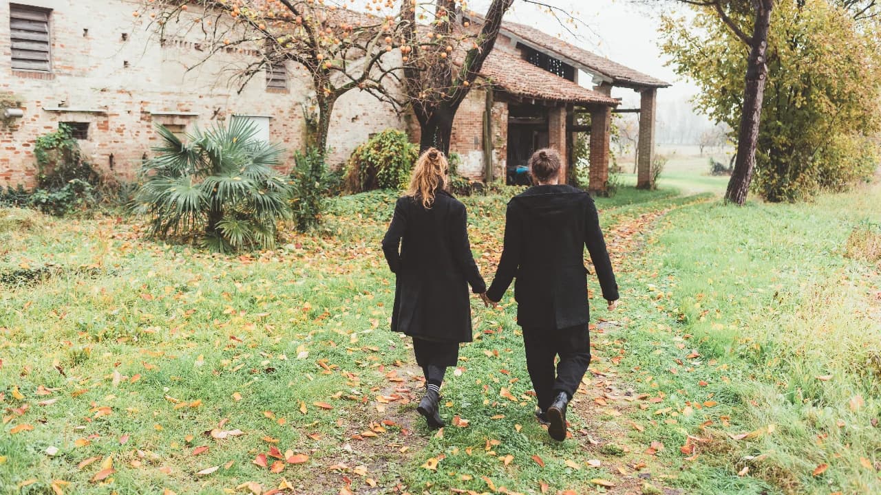 Casal a passear numa quinta @Envato