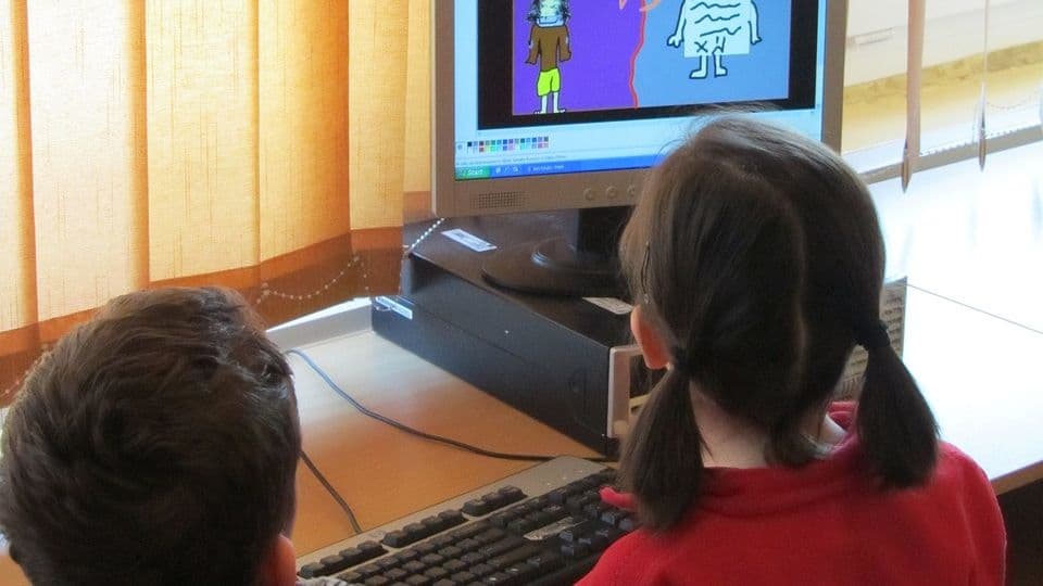 Crianças no computador @Tomasz Mikołajczyk