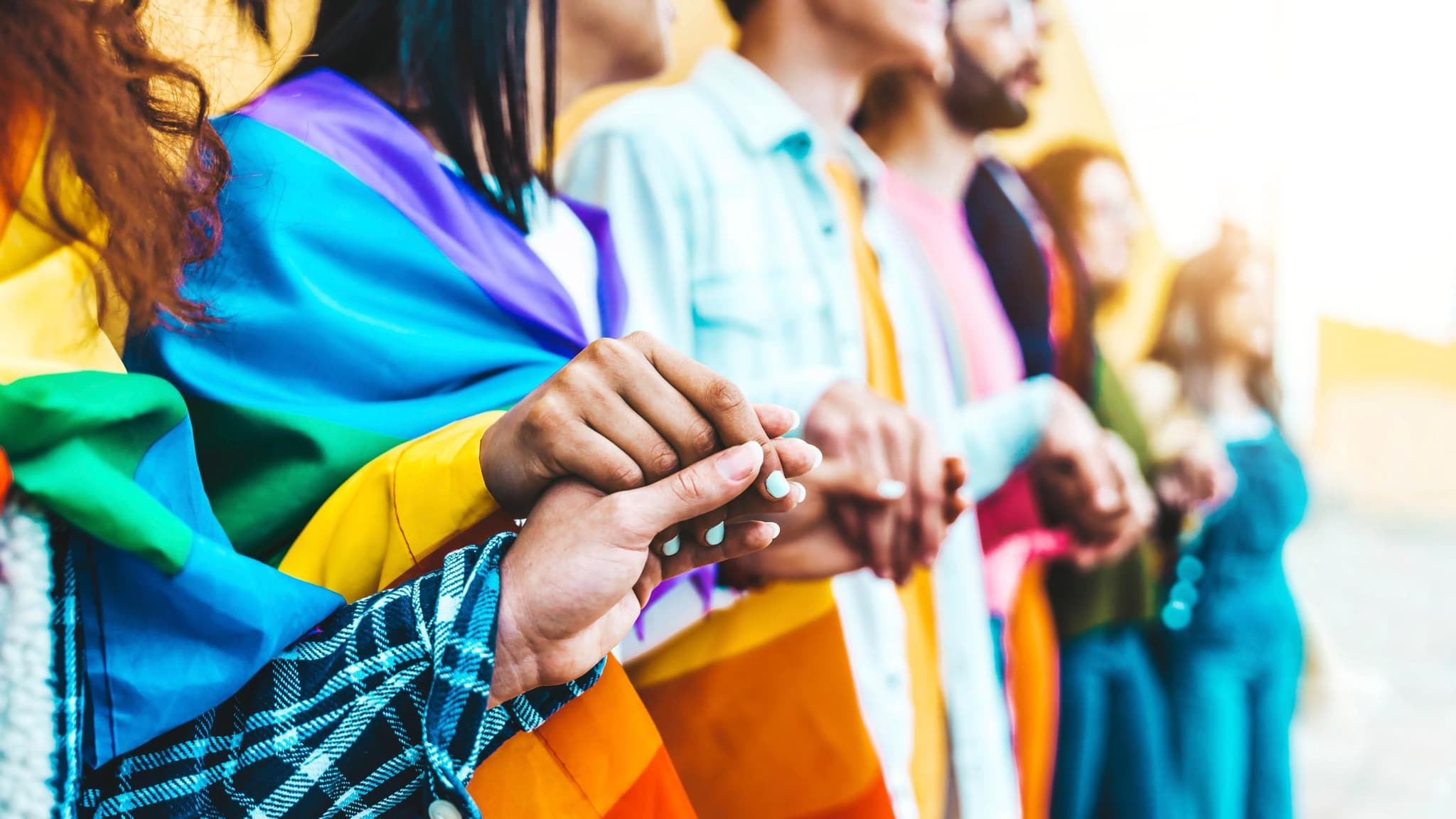 Cidadãos LGBT de mãos dadas @Envato