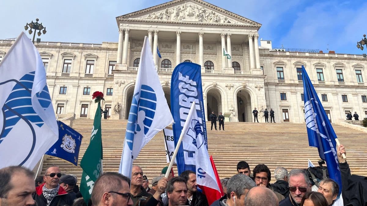 FENPROF frente à Assembleia da República @FENPROF 