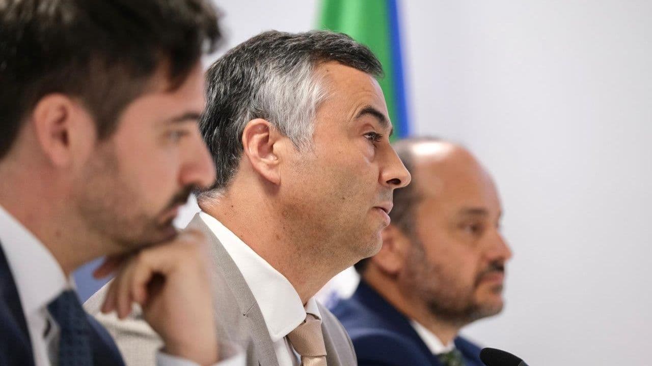 O ministro da Educação, Ciência e Inovação, Fernando Alexandre (ao centro) @Diana Quintela