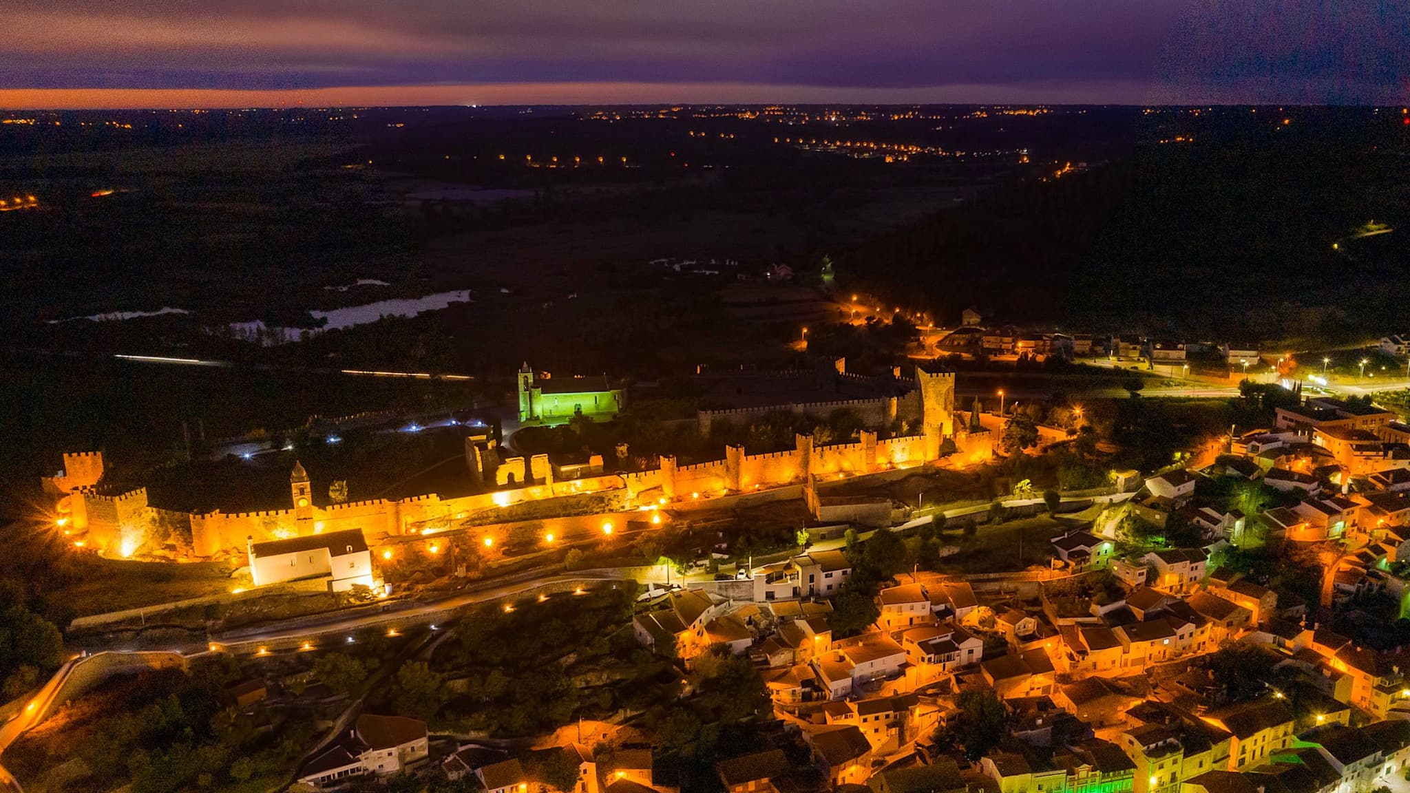 Vista aérea noturna do Castelo de Montemor-o-Velho @CMMoV