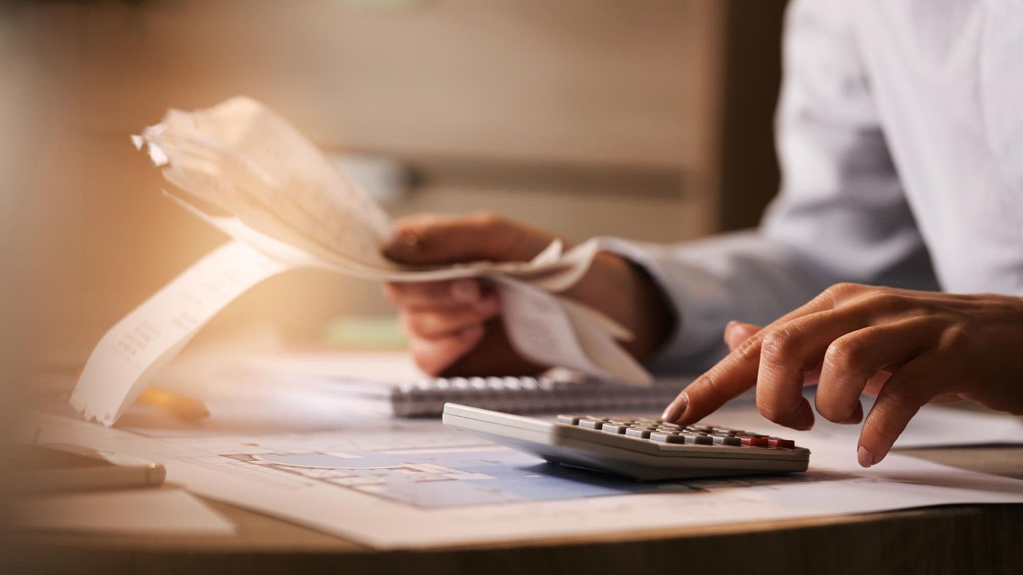 Orçamento e finanças @Drazen Zigic freepik