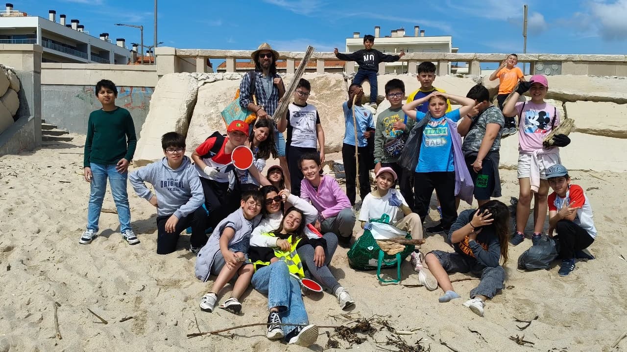 O grupo criou arte utilizando estas madeiras recolhidas na praia, recorrendo a várias técnicas de construção @DR