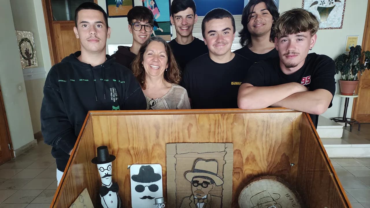 Os alunos criaram a exposição «Primeiro estranha-se, depois entranha-se» @AEFM
