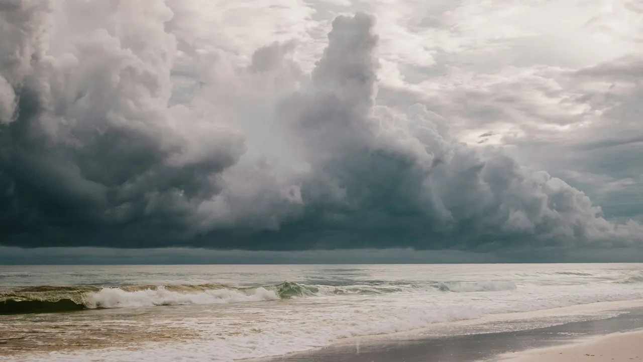 Nuven na praia ©Kyle Nieber - unsplash