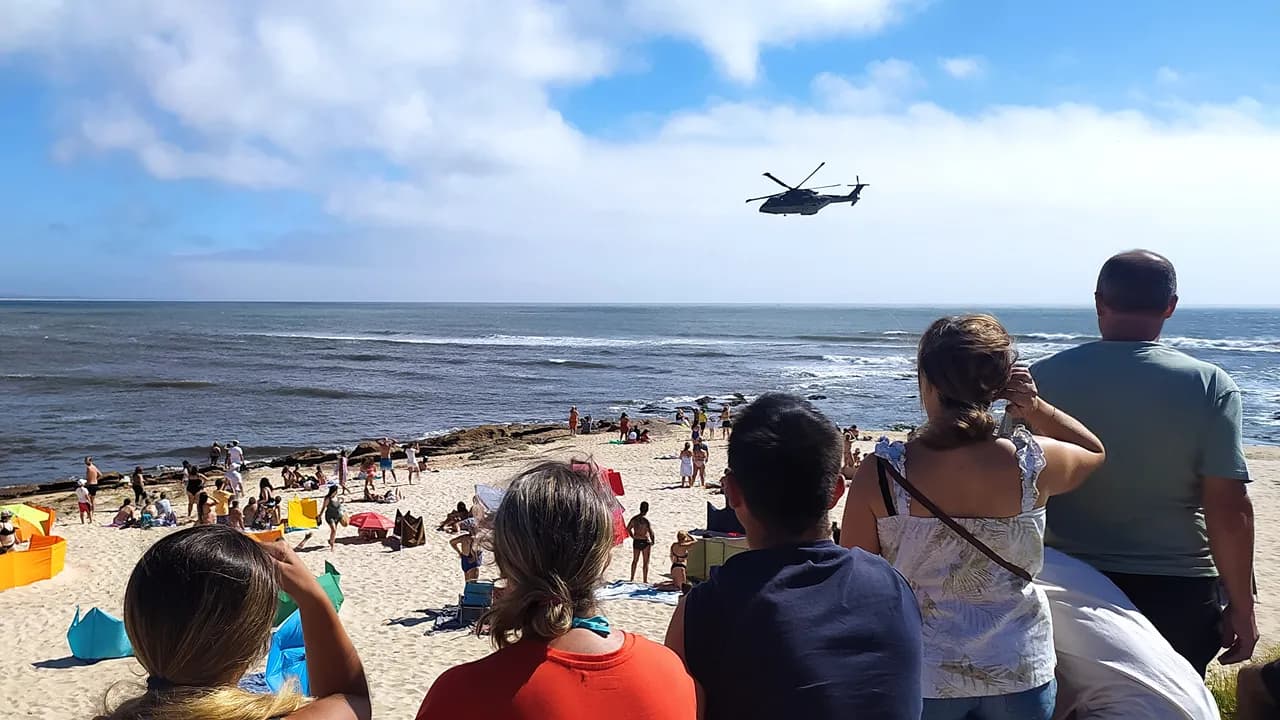 Esta tarde foram largas as centenas de pessoas que assistiram, em Buarcos, ao desfile aéreo @Jorge Lemos