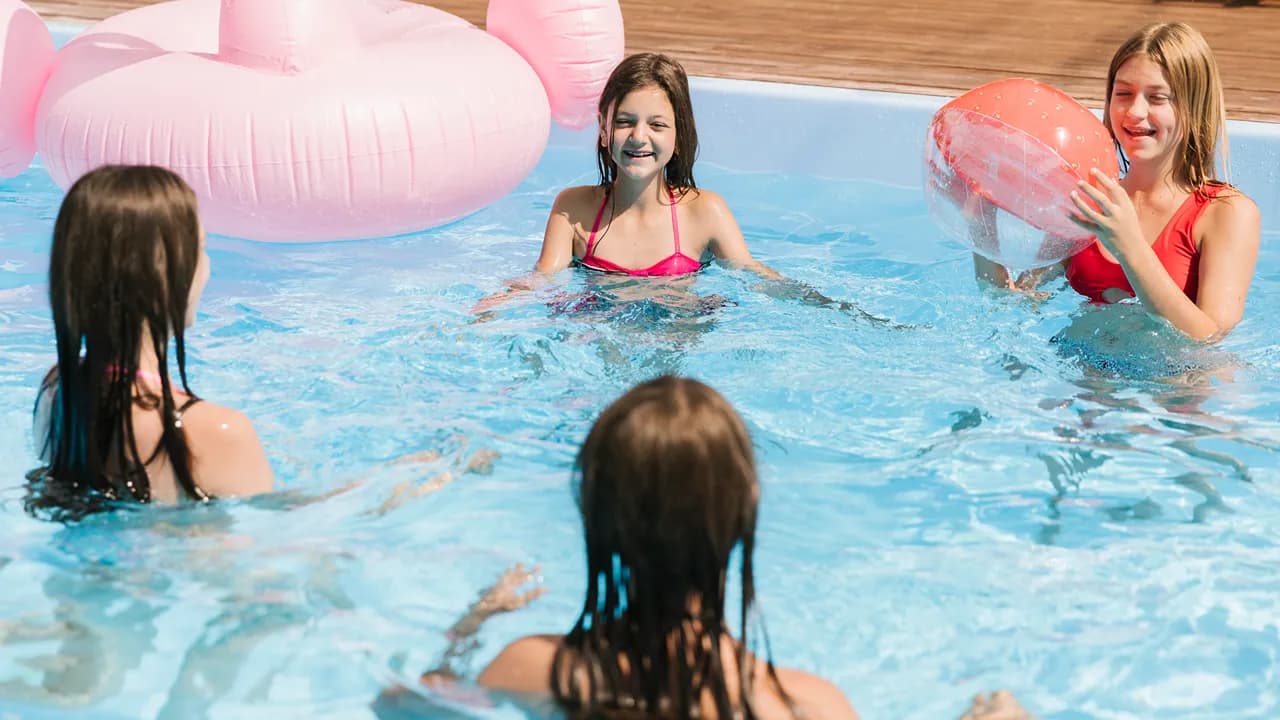 Crianças a brincar na piscina © by freepik
