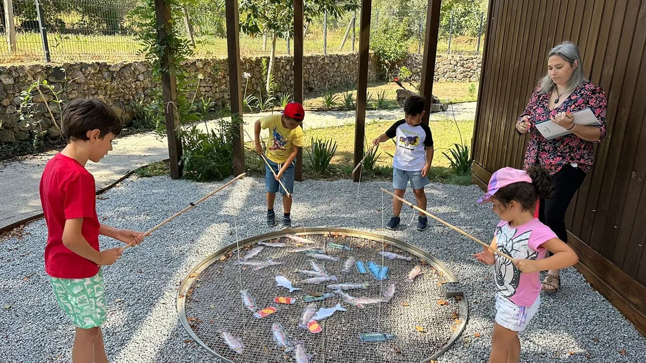 Crianças visitam o ciclo da truta @CM Góis 