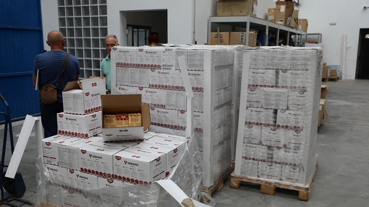 Distribuição de alimento para abelhas @CM Cantanhede 