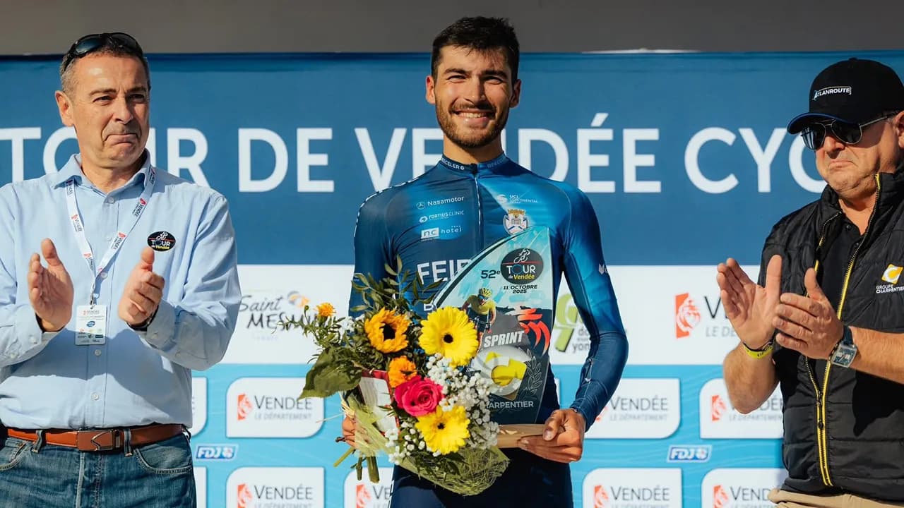 Divulgação Diogo Gonçalves no pódio final ©Tour de Vendée, por Feirense 