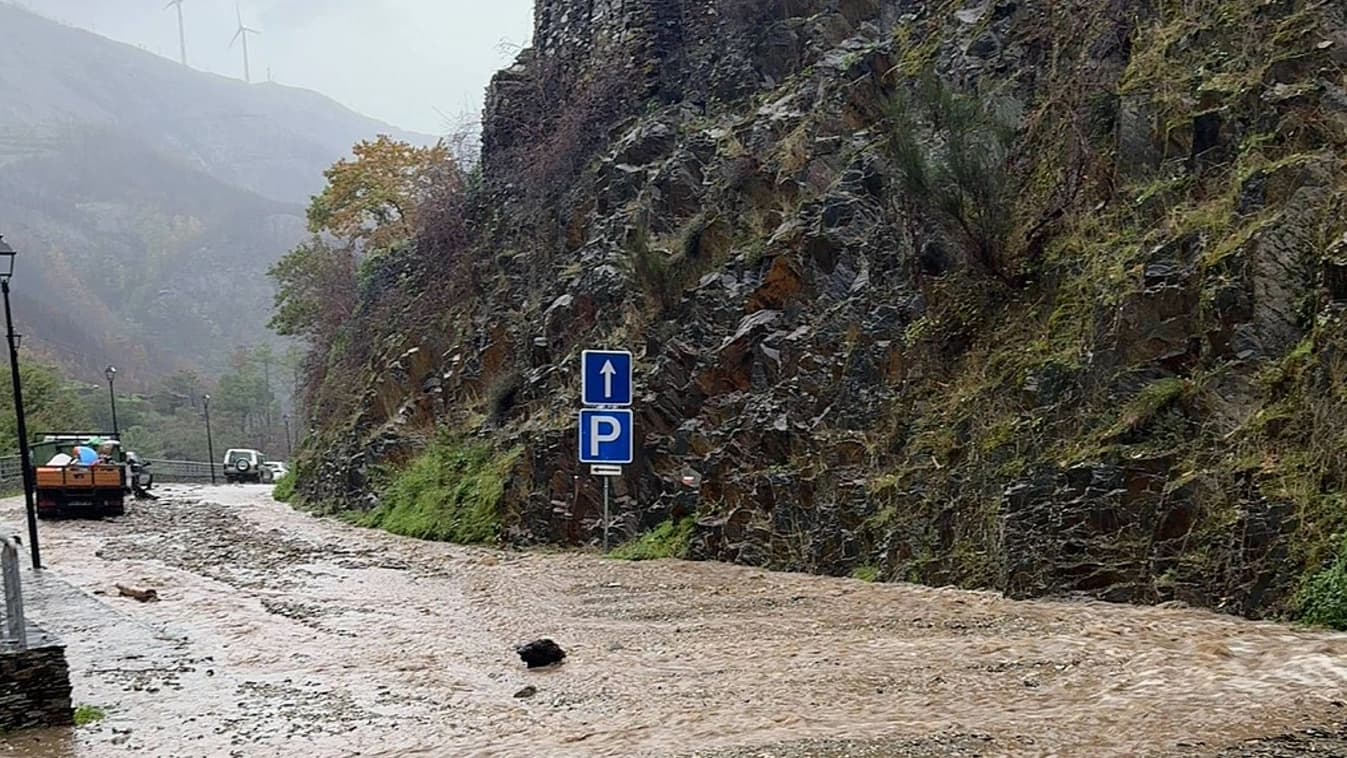 Derrocadas e inundações cortam estrada de acesso ao Piódão @CM Arganil 