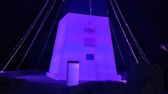 Marco Geodésico iluminado de roxo @CM Vila de Rei 