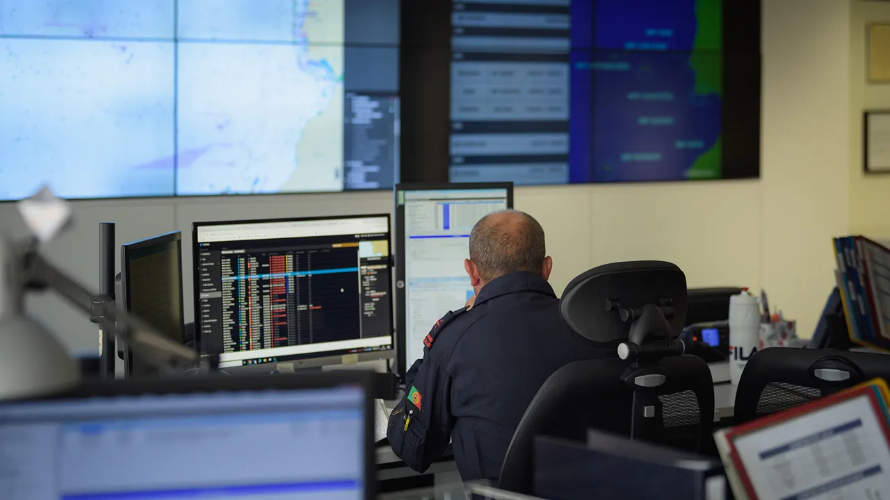 Militar na sala de coordenação e observação ©Marinha