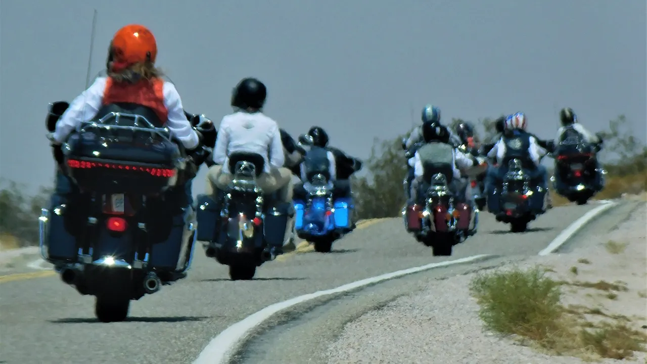 Motociclistas na estrada ©Envato