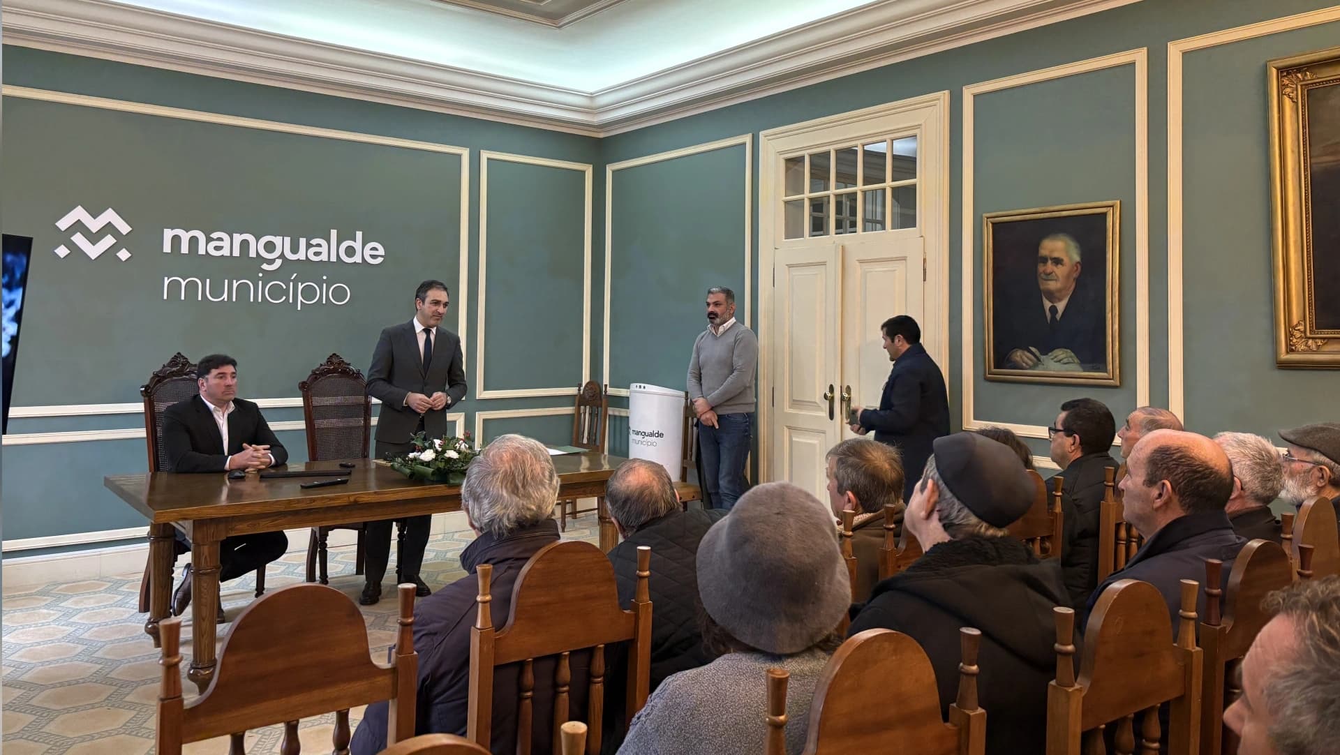 Entrega de alimentos aos apicultores @CM Mangualde 