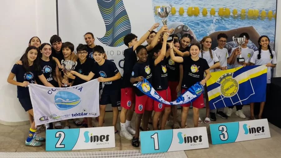 Equipa de infantis de natação do CCD da Sertã no pódio @CM Sertã