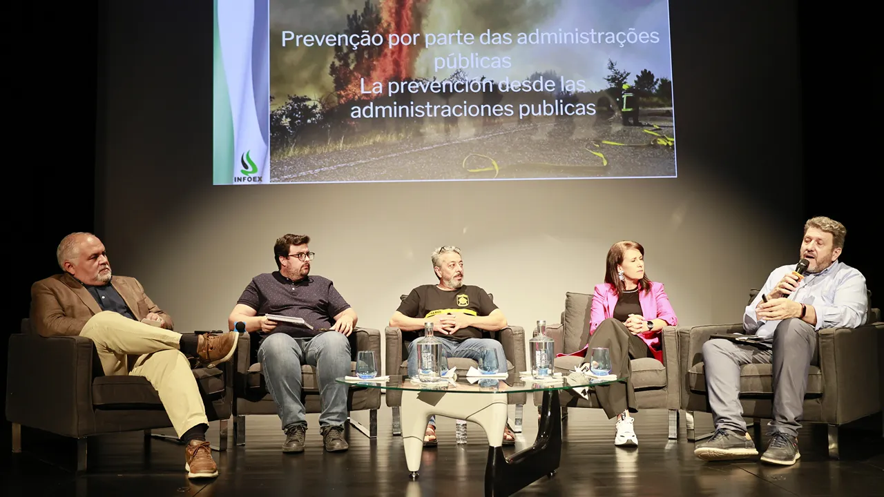 Teatro Clube recebeu sessão sobre e prevenção, resposta e recuperação face aos incêndios @CM Penamacor