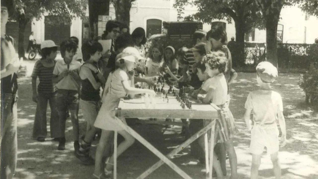 Fotografia histórica de simultânea de xadrez @Columbófila Cantanhedense