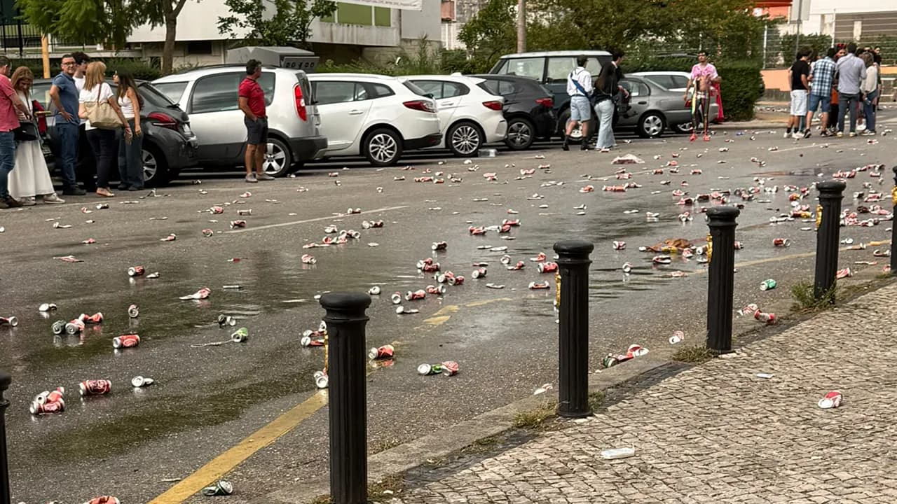 Sujidade deixada após o cortejo da Festa das Latas @CM Coimbra