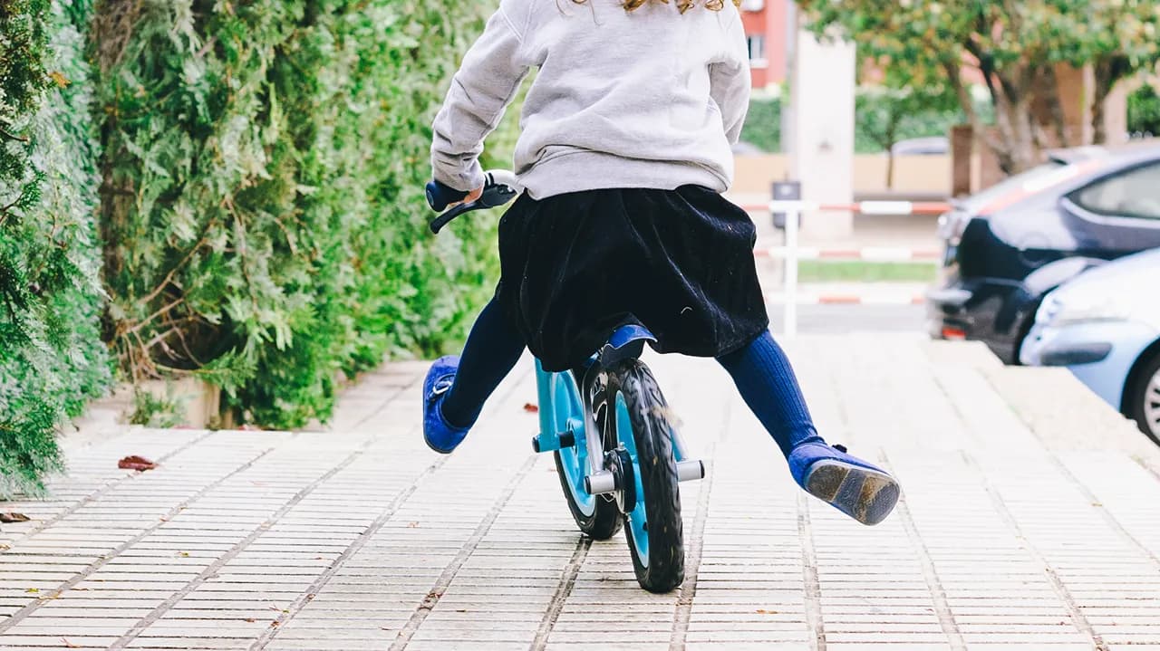 Criança a andar de bicicleta @freepik
