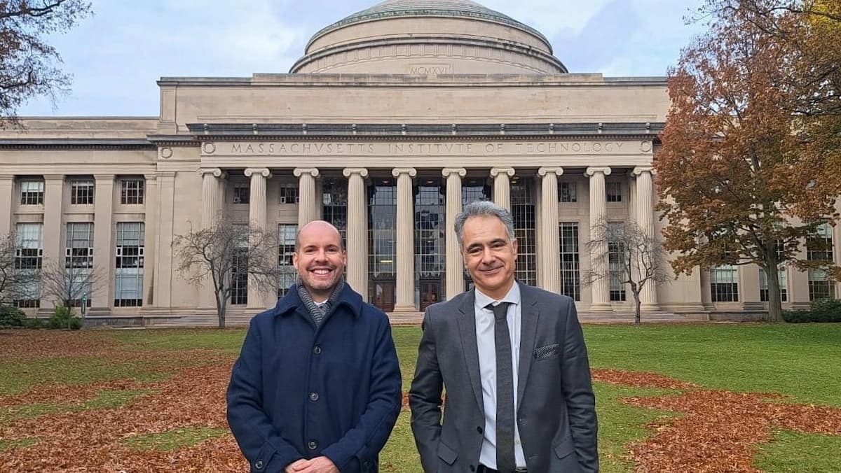Alexandre Ferreira da Silva e João Pedro Barreto na sede do MIT @UC