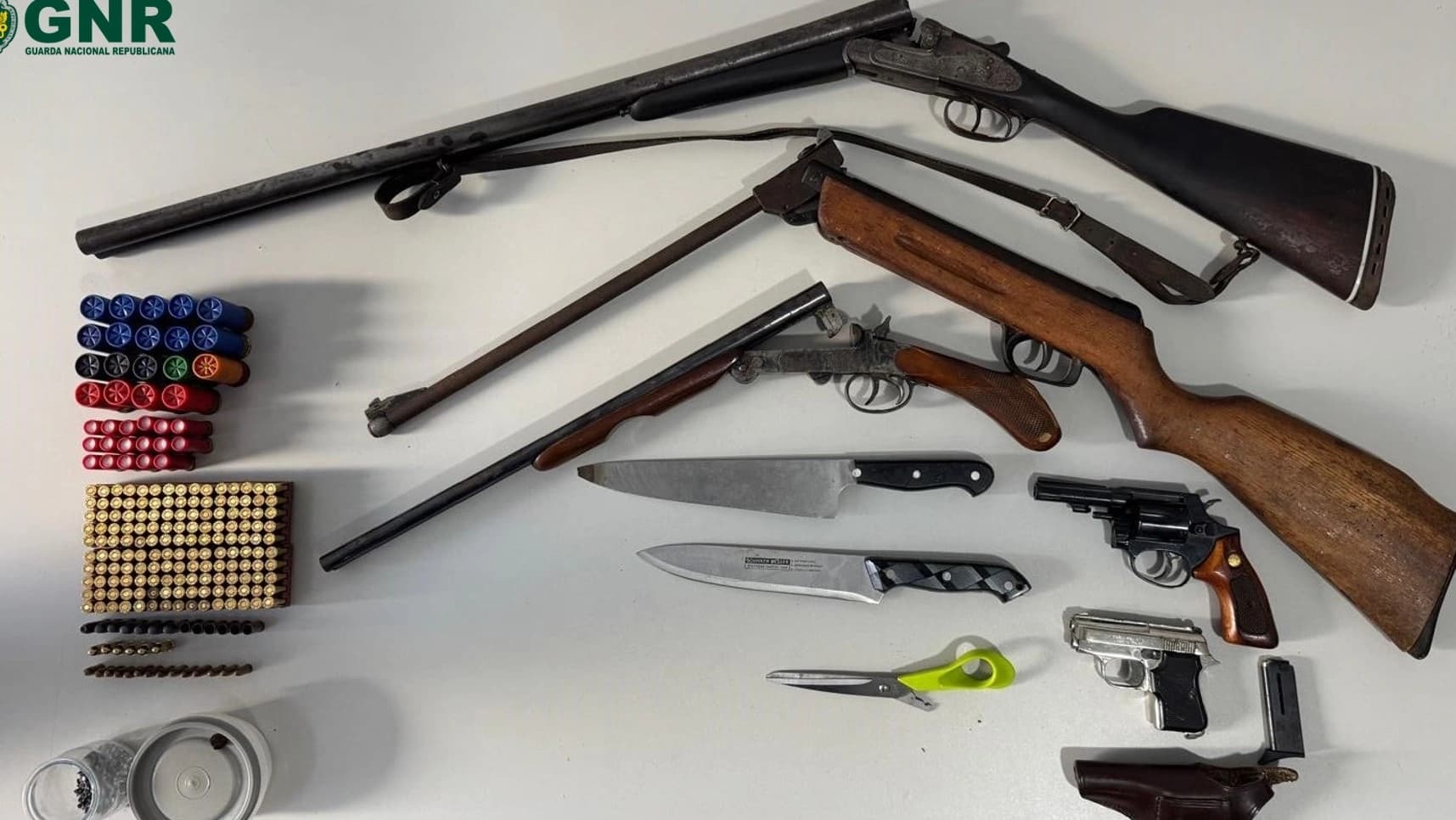 Material apreendido @GNR Santarém