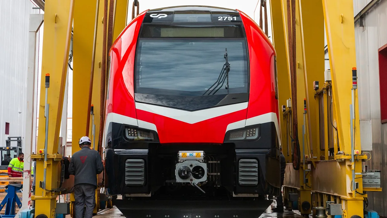 Comboio Stadler a ser carregado em Valência @Stadler
