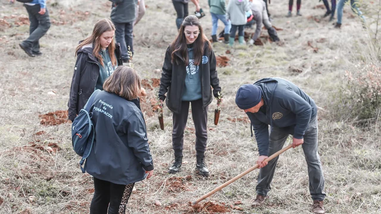Malta do Ano plantou sobreiros em mais um dia de Vila Madeiro @CM Penamacor