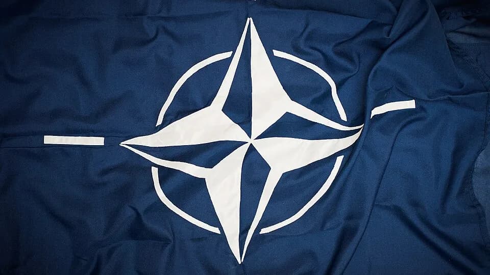 Bandeira da NATO @Sergeant Paul Shaw LBIPP (Army)/MOD / DR