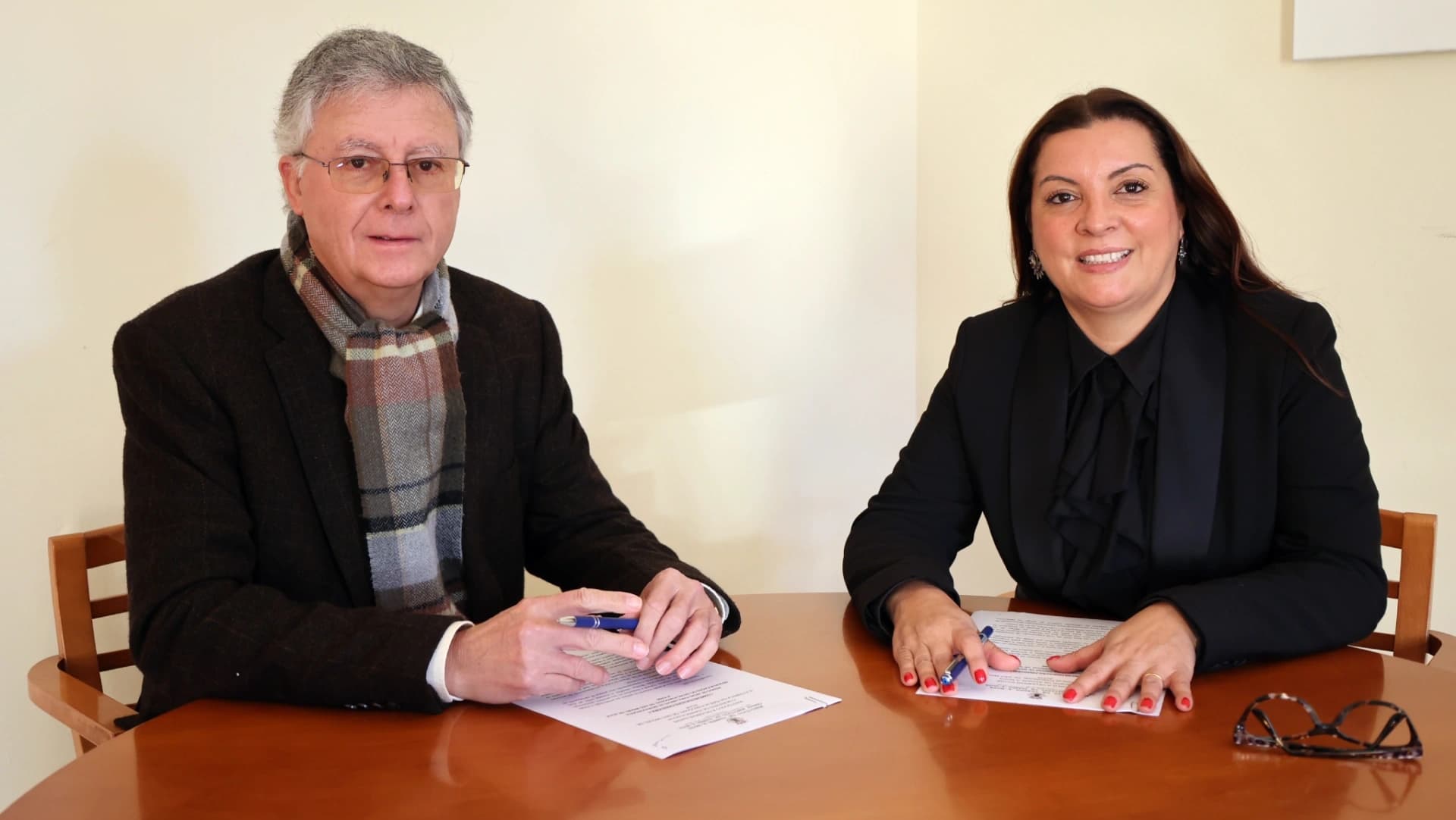 Padre Martinho Mendonça e a presidente da Câmara Municipal de Idanha-a-Nova, Elza Gonçalves assinam protocolo de apoio @CM Idanha-a-Nova