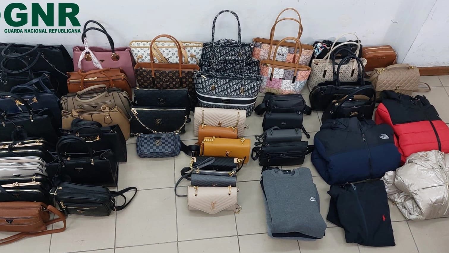 Material apreendido @GNR Porto