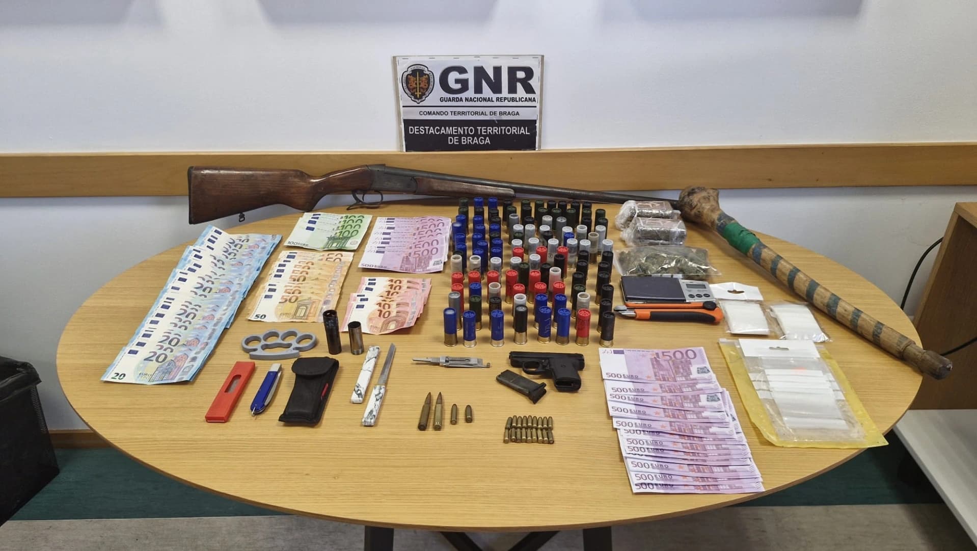 Material apreendido @GNR Braga