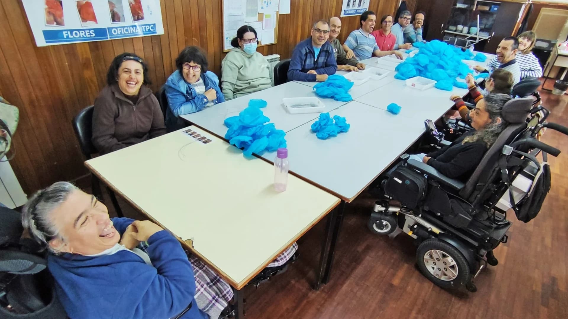 Utentes da APCC produzem flores para o Cortejo da Queima das Fitas @APCC