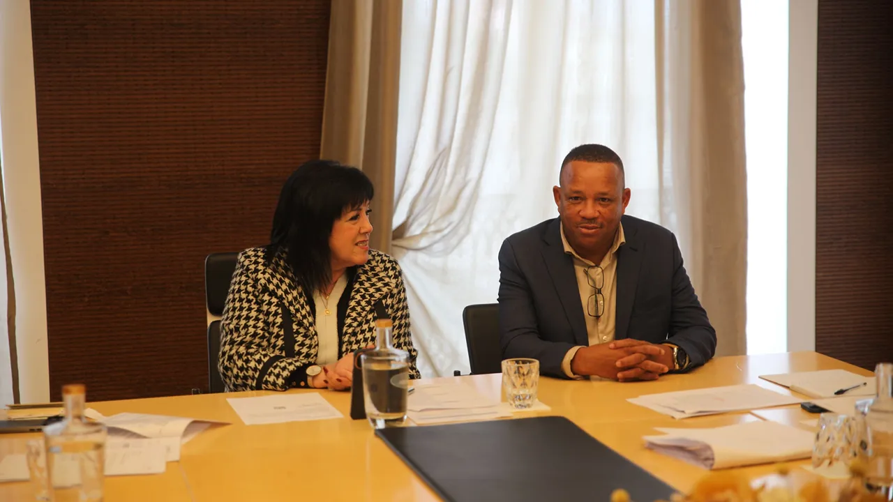 Helena Teodósio, presidente da Câmara de Cantanhede e Carlos Silva, presidente da Câmara do Município de Santa Cruz @CM Cantanhede