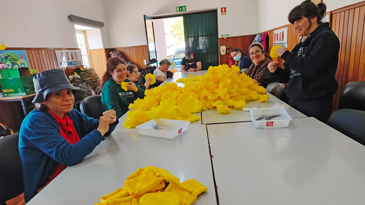 Produção das flores pelo utentes da Cortejo da Queima com 45 mil flores da Associação de Paralisia Cerebral de Coimbra @APCC